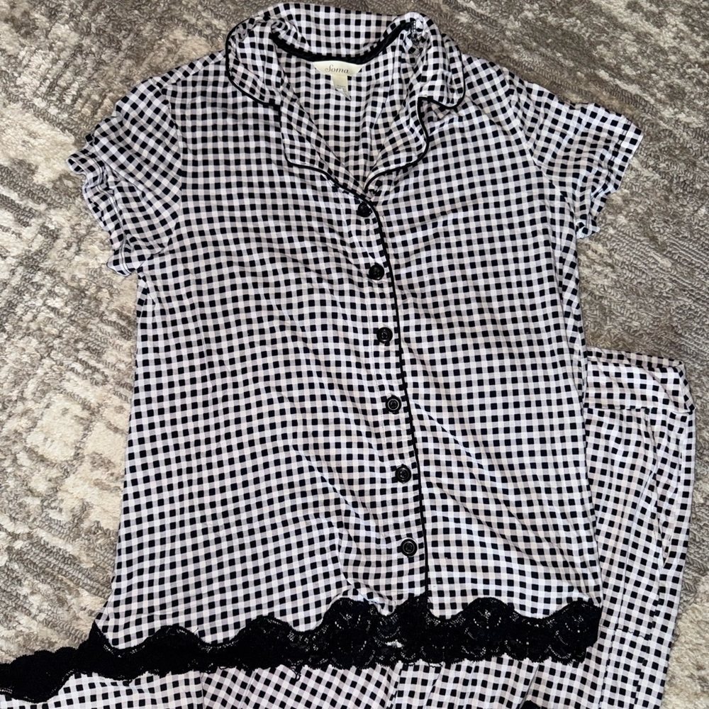 Soma EMBRACEABLE COOL NIGHTS
Notch Collar Short Sleeve Pajama Top/Pants - Picture 3 of 9